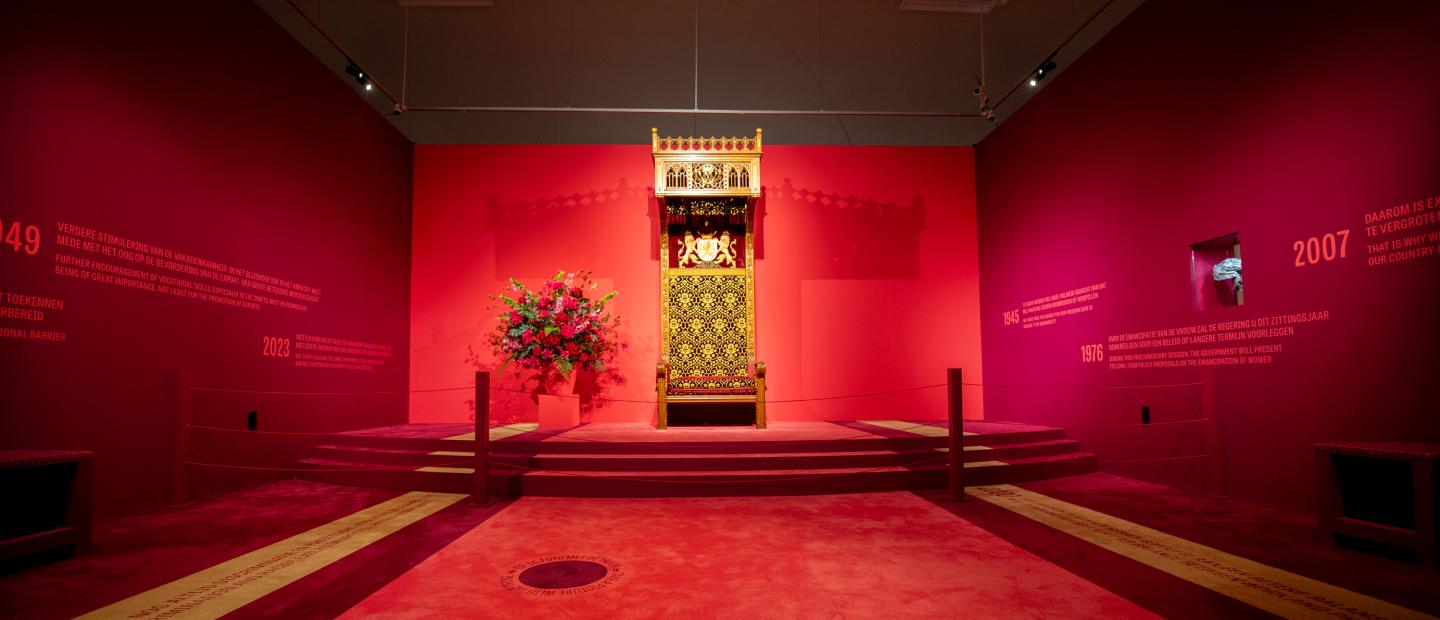 De Koninklijke Troon staat tentoongesteld in het Cuypershuis tijdens de tentoonstelling Van Maker tot Majesteit