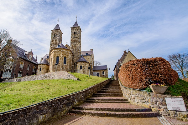 Die Basilika von St. Odiliënberg an einem Sommertag, vom Fuß des Hügels aus gesehen, auf dem die Kirche steht