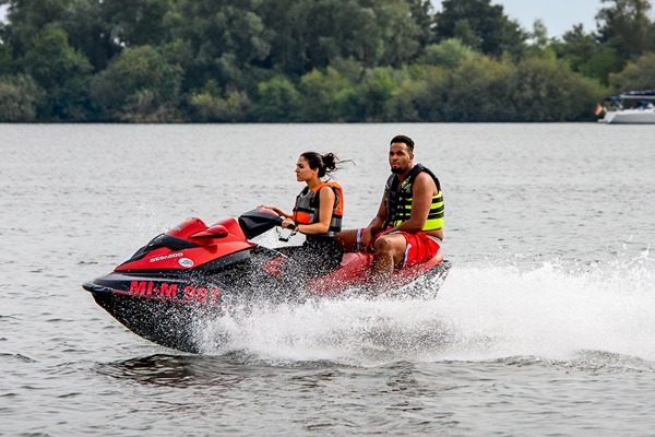 Vrouw en man varen op de jetski over de Maasplassen 