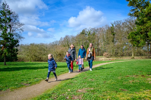 Family walks through Roerdalen's beautiful countryside